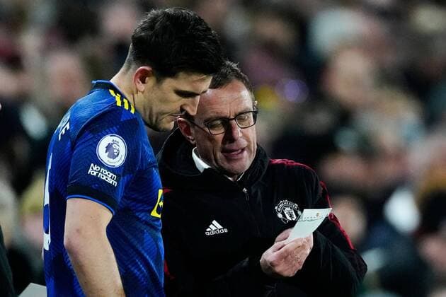 Sport Bilder des Tages Mandatory Credit: Photo by Dave Shopland Shutterstock (12763647bd) Harry Maguire gets instructions from manager Ralf Rangnick before going on Brentford v Manchester United, ManU Premier League, Football, Brentford Community Stadium, London, UK - 19 Jan 2022 EDITORIAL USE ONLY No use with unauthorised audio, video, data, fixture lists, club league logos or live services. Online in-match use limited to 120 images, no video emulation. No use in betting, games or single club league player publications. Brentford v Manchester United, Premier League, Football, Brentford Community Stadium, London, UK - 19 Jan 2022 EDITORIAL USE ONLY No use with unauthorised audio, video, data, fixture lists, club league logos or live services. Online in-match use limited to 120 images, no video emulation. No use in betting, games or single club league player publications. Copyright: xDavexShopland Shutterstockx 12763647bd