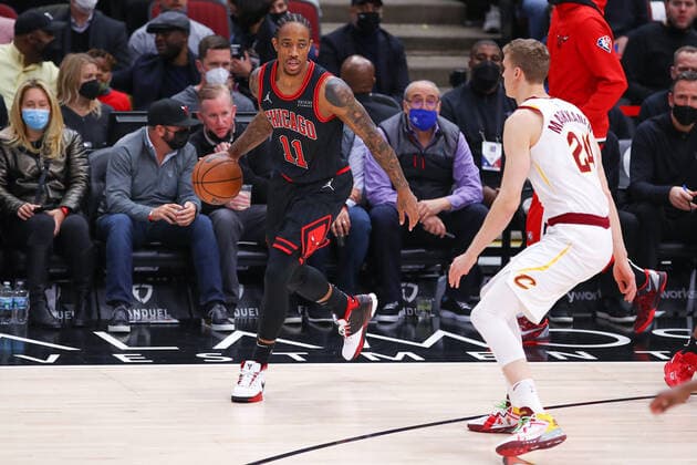 CHICAGO, IL - JANUARY 19: Chicago Bulls Forward DeMar DeRozan (11) dribbles the ball in action during a NBA, Basketball Herren, USA game between the Cleveland Cavaliers and the Chicago Bulls on January 19, 2022 at the United Center in Chicago, IL. (Photo by Melissa Tamez Icon Sportswire) NBA: JAN 19 Cavaliers at Bulls Icon22011914