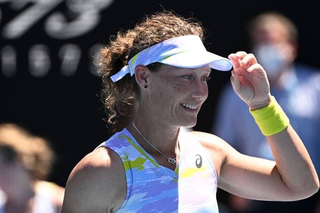 Mandatory Credit: Photo by James Gourley Shutterstock (12765058cl) Samantha Stosur acknowledges fans after defeat and singles retirement Australian Open, Day Four, Tennis, Melbourne Park, Melbourne, Australia - 20 Jan 2022 Australian Open, Day Four, Tennis, Melbourne Park, Melbourne, Australia - 20 Jan 2022 Copyright: xJamesxGourley Shutterstockx 12765058cl