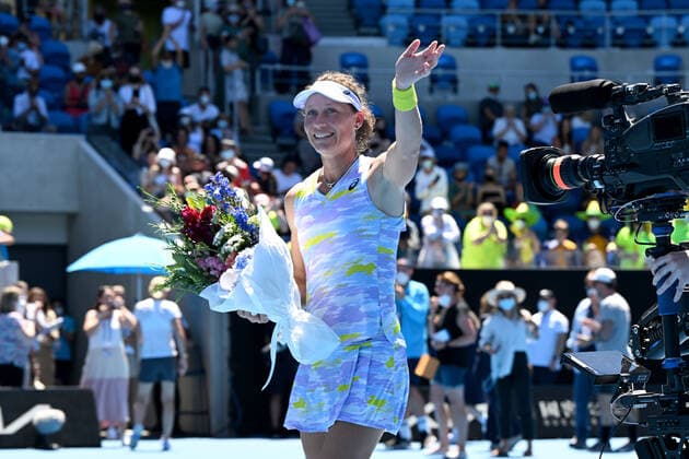 TENNIS AUSTRALIAN OPEN, Samantha Stosur of Australia gestures to the crowd as she retires from singles tennis following her second round Women?s singles match against Anastasia Pavlyuchenkova of Russia on day 4 of the Australian Open at Melbourne Park in Melbourne, Thursday, January 20, 2022. ( NO ARCHIVING, EDITORIAL USE ONLY, NO USE IN BOOKS WITHOUT CONSENT MELBOURNE VICTORIA AUSTRALIA  Copyright: xDAVExHUNTx 20220120001615091971