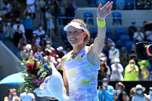 TENNIS AUSTRALIAN OPEN, Samantha Stosur of Australia gestures to the crowd as she retires from singles tennis following her second round Women?s singles match against Anastasia Pavlyuchenkova of Russia on day 4 of the Australian Open at Melbourne Park in Melbourne, Thursday, January 20, 2022. ( NO ARCHIVING, EDITORIAL USE ONLY, NO USE IN BOOKS WITHOUT CONSENT MELBOURNE VICTORIA AUSTRALIA  Copyright: xDAVExHUNTx 20220120001615092083