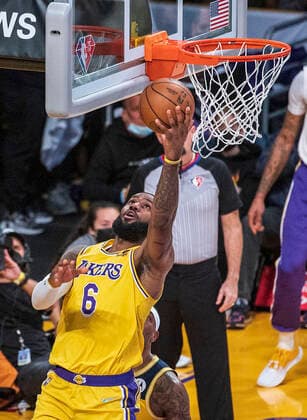 January 19, 2022, Los Angeles, California, USA: LeBron James 6 of the Los Angeles Lakers puts up a layup during their NBA, Basketball Herren, USA game against the Indiana Pacers on Wednesday January 19, 2022 at Crypto.com Arena in Los Angeles, California. PI Los Angeles USA - ZUMAp124 20220119_zaa_p124_003 Copyright: xJAVIERxROJASx
