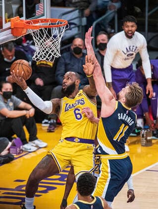 January 19, 2022, Los Angeles, California, USA: LeBron James 6 of the Los Angeles Lakers puts up a layup past Domantas Sabonis 11 of the Indiana Pacers during their NBA, Basketball Herren, USA game on Wednesday January 19, 2022 at Crypto.com Arena in Los Angeles, California. PI Los Angeles USA - ZUMAp124 20220119_zaa_p124_005 Copyright: xJAVIERxROJASx