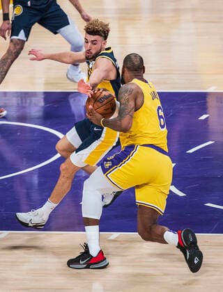 January 19, 2022, Los Angeles, California, USA: LeBron James 6 of the Los Angeles Lakers is defended by Chris Duarte 3 of the Indiana Pacers during their NBA, Basketball Herren, USA game on Wednesday January 19, 2022 at Crypto.com Arena in Los Angeles, California. PI Los Angeles USA - ZUMAp124 20220119_zaa_p124_008 Copyright: xJAVIERxROJASx