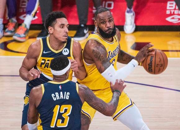 Sport Themen der Woche KW03 Sport Bilder des Tages January 19, 2022, Los Angeles, California, USA: LeBron James 6 of the Los Angeles Lakers is defended by Indiana Pacers defenders during their NBA, Basketball Herren, USA game on Wednesday January 19, 2022 at Crypto.com Arena in Los Angeles, California. PI Los Angeles USA - ZUMAp124 20220119_zaa_p124_012 Copyright: xJAVIERxROJASx