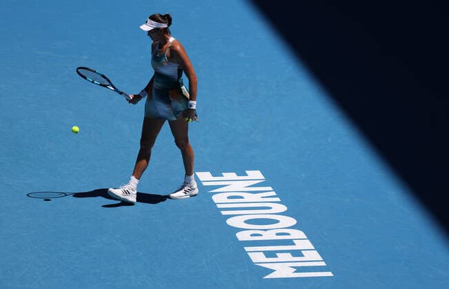 (220120) -- MELBOURNE, Jan. 20, 2022 -- Garbine Muguruza of Spain competes during the Women s Singles second round match against Alize Cornet of France at Australian Open in Melbourne Park, in Melbourne, Australia, on Jan. 20, 2022. ) (SP)AUSTRALIA-MELBOURNE-TENNIS-AUSTRALIAN OPEN-WOMEN S SINGLES-SECOND ROUND BaixXuefei 