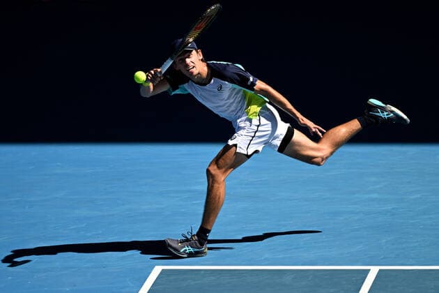 TENNIS AUSTRALIAN OPEN, Alex de Minaur of Australia plays a shot during his second round Men?s singles match against Kamil Majchrzak of Poland on day 4 of the Australian Open at Melbourne Park in Melbourne, Thursday, January 20, 2022. ( NO ARCHIVING, EDITORIAL USE ONLY, NO USE IN BOOKS WITHOUT CONSENT MELBOURNE VICTORIA AUSTRALIA  Copyright: xDEANxLEWINSx 20220120001615105524
