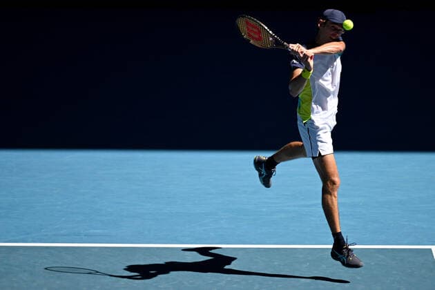 TENNIS AUSTRALIAN OPEN, Alex de Minaur of Australia plays a shot during his second round Men?s singles match against Kamil Majchrzak of Poland on day 4 of the Australian Open at Melbourne Park in Melbourne, Thursday, January 20, 2022. ( NO ARCHIVING, EDITORIAL USE ONLY, NO USE IN BOOKS WITHOUT CONSENT MELBOURNE VICTORIA AUSTRALIA  Copyright: xDEANxLEWINSx 20220120001615105655