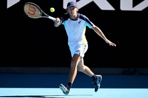 TENNIS AUSTRALIAN OPEN, Alex de Minaur of Australia plays a shot during his second round Men?s singles match against Kamil Majchrzak of Poland on day 4 of the Australian Open at Melbourne Park in Melbourne, Thursday, January 20, 2022. ( NO ARCHIVING, EDITORIAL USE ONLY, NO USE IN BOOKS WITHOUT CONSENT MELBOURNE VICTORIA AUSTRALIA  Copyright: xDEANxLEWINSx 20220120001615106167