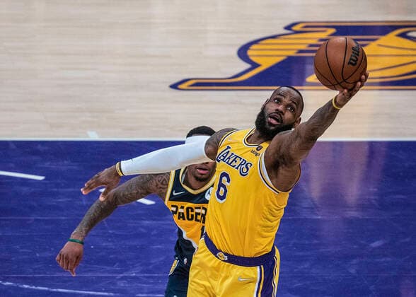 January 19, 2022, Los Angeles, California, USA: LeBron James 6 of the Los Angeles Lakers reaches for the ball during their NBA, Basketball Herren, USA game against the Indiana Pacers on Wednesday January 19, 2022 at Crypto.com Arena in Los Angeles, California. PI Los Angeles USA - ZUMAp124 20220119_zaa_p124_020 Copyright: xJAVIERxROJASx