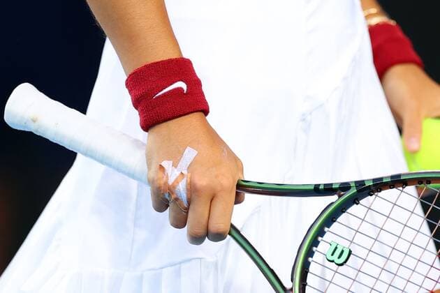 Mandatory Credit: Photo by Ella Ling Shutterstock (12765065gq) The blistered hand of Emma Raducanu during her second round match Australian Open, Day Four, Tennis, Melbourne Park, Melbourne, Australia - 20 Jan 2022 Australian Open, Day Four, Tennis, Melbourne Park, Melbourne, Australia - 20 Jan 2022  Copyright: xEllaxLing Shutterstockx 12765065gq