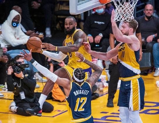 January 19, 2022, Los Angeles, California, USA: LeBron James 6 of the Los Angeles Lakers saves a ball from going out during their NBA, Basketball Herren, USA game against the Indiana Pacers on Wednesday January 19, 2022 at Crypto.com Arena in Los Angeles, California. PI Los Angeles USA - ZUMAp124 20220119_zaa_p124_032 Copyright: xJAVIERxROJASx