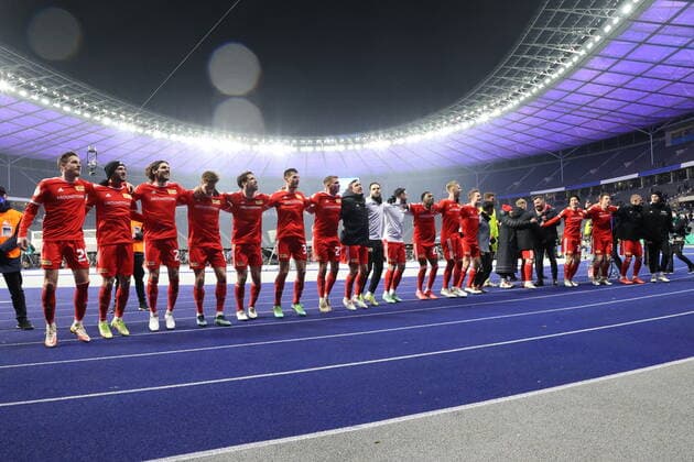 DEU, DFB-Pokal, Hertha BSC vs. 1.FC Union, 19.01.2022, Berliner Olympiastadion, Berlin, DEU, DFB-Pokal, Hertha BSC vs. 1.FC Union, im Bild Unioner-Spielerkreis, 1.FC Union-Fans