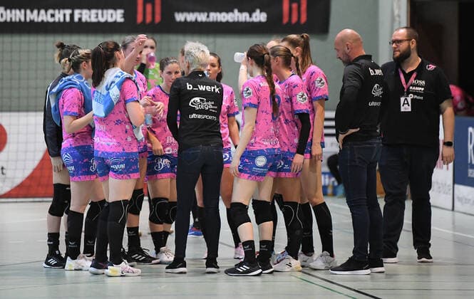 Handball 1. Bundesliga Frauen 2021 2022 TUSSIES Metzingen - SG BBM Bietigheim 19.01.2022 Teamkreis TUSSIES Metzingen; Silje Broens Petersen (re) und Trainerin Edina Rott (li)