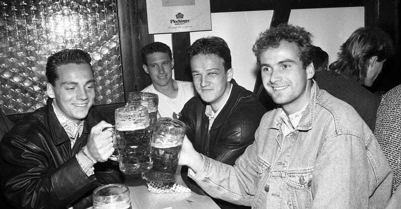 27.09.93 Stuttgarter Kickers Cannstatter Wasen Deutschland, Stuttgart, 27.09.1993, Fussball, Stuttgarter Kickers, Cannstatter Wasen Volksfest: v.l. Oliver Sturm, Sean Dundee, Fredi Bobic, Marco Langner.