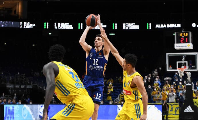 Basketball, Herren, Saison 2021 2022, Turkish Airlines EuroLeague (22. Spieltag), Alba Berlin - Real Madrid, v. l. Christ Koumadje (Alba Berlin), Carlos Alocen (Real Madrid), Maodo Lo (Alba Berlin), 20.01. 2022, Copyright: xSebastianxRäppold MatthiasxKochx