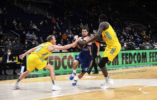 Basketball, Herren, Saison 2021 2022, Turkish Airlines EuroLeague (22. Spieltag), Alba Berlin - Real Madrid, v. l. Luke Sikma (Alba Berlin), Alberto Abalde (Real Madrid), Christ Koumadje (Alba Berlin), 20.01. 2022, Copyright: xSebastianxRäppold MatthiasxKochx