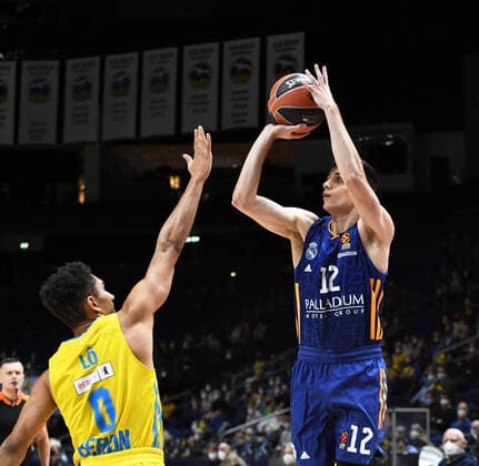 Basketball, Herren, Saison 2021 2022, Turkish Airlines EuroLeague (22. Spieltag), Alba Berlin - Real Madrid, v. l. Maodo Lo (Alba Berlin), Carlos Alocen (Real Madrid), 20.01. 2022, Copyright: xSebastianxRäppold MatthiasxKochx