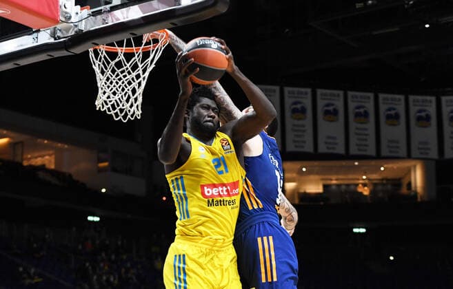 Basketball, Herren, Saison 2021 2022, Turkish Airlines EuroLeague (22. Spieltag), Alba Berlin - Real Madrid, v. l. Christ Koumadje (Alba Berlin), Vincent Poirier (Real Madrid), 20.01. 2022, Copyright: xSebastianxRäppold MatthiasxKochx