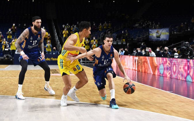 Basketball, Herren, Saison 2021 2022, Turkish Airlines EuroLeague (22. Spieltag), Alba Berlin - Real Madrid, v. l. Vincent Poirier (Real Madrid), Maodo Lo (Alba Berlin), Carlos Alocen (Real Madrid), 20.01. 2022, Copyright: xSebastianxRäppold MatthiasxKochx