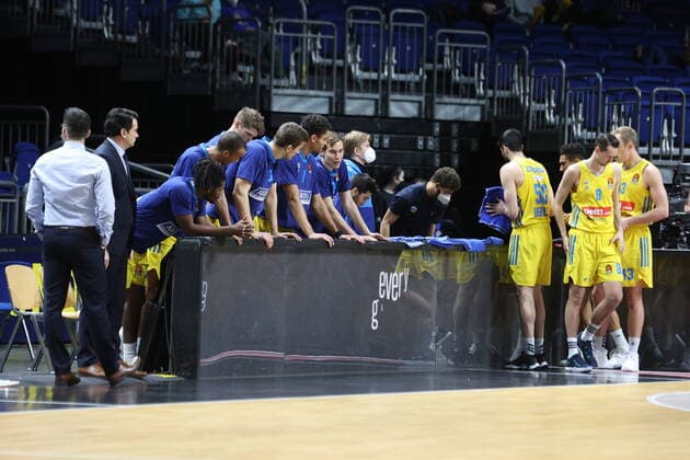 DEU, EuroLaegue, ALBA vs. Real Madrid, 20.01.2022, Mercedes-Benz-Arena, Berlin, DEU, EuroLaegue, ALBA vs. Real Madrid, im Bild Cheftrainer Israel Gonzalez (ALBA Berlin), ALBA-Spielerbank