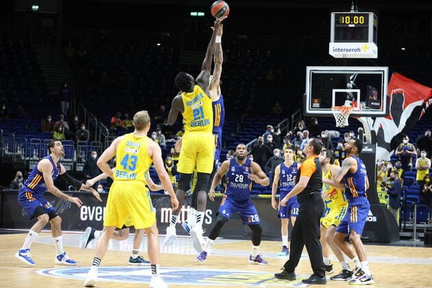DEU, EuroLaegue, ALBA vs. Real Madrid, 20.01.2022, Mercedes-Benz-Arena, Berlin, DEU, EuroLaegue, ALBA vs. Real Madrid, im Bild Anstoss, Christ Koumadje (ALBA Berlin 21), Vincent Poirier (Real Madrid 17)