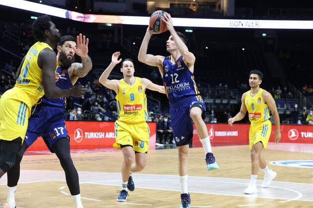 DEU, EuroLaegue, ALBA vs. Real Madrid, 20.01.2022, Mercedes-Benz-Arena, Berlin, DEU, EuroLaegue, ALBA vs. Real Madrid, im Bild Christ Koumadje (ALBA Berlin 21), Marcus Eriksson (ALBA Berlin 8), Maodo Lo (ALBA Berlin 0), Vincent Poirier (Real Madrid 17), Carlos Alocen Arrondo (Real Madrid 12)