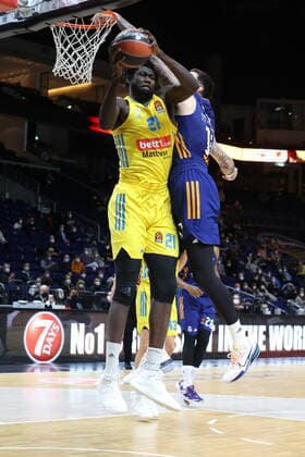 DEU, EuroLaegue, ALBA vs. Real Madrid, 20.01.2022, Mercedes-Benz-Arena, Berlin, DEU, EuroLaegue, ALBA vs. Real Madrid, im Bild Christ Koumadje (ALBA Berlin 21), Vincent Poirier (Real Madrid 17)