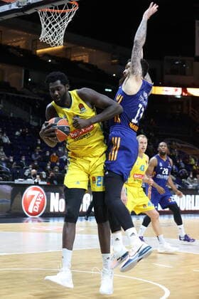 DEU, EuroLaegue, ALBA vs. Real Madrid, 20.01.2022, Mercedes-Benz-Arena, Berlin, DEU, EuroLaegue, ALBA vs. Real Madrid, im Bild Christ Koumadje (ALBA Berlin 21), Vincent Poirier (Real Madrid 17)