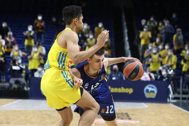 DEU, EuroLaegue, ALBA vs. Real Madrid, 20.01.2022, Mercedes-Benz-Arena, Berlin, DEU, EuroLaegue, ALBA vs. Real Madrid, im Bild Maodo Lo (ALBA Berlin 0), Carlos Alocen Arrondo (Real Madrid 12) nordphotoxGmbHx xEngler nph00076