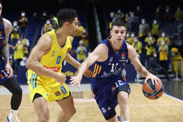 DEU, EuroLaegue, ALBA vs. Real Madrid, 20.01.2022, Mercedes-Benz-Arena, Berlin, DEU, EuroLaegue, ALBA vs. Real Madrid, im Bild Maodo Lo (ALBA Berlin 0), Carlos Alocen Arrondo (Real Madrid 12) nordphotoxGmbHx xEngler nph00076