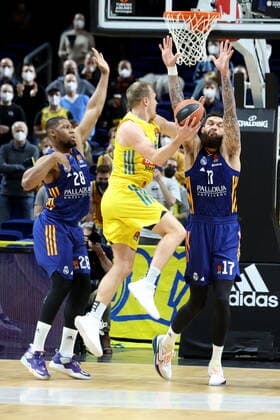 DEU, EuroLaegue, ALBA vs. Real Madrid, 20.01.2022, Mercedes-Benz-Arena, Berlin, DEU, EuroLaegue, ALBA vs. Real Madrid, im Bild Luke Sikma (ALBA Berlin 43), Guerschon Yabusele (Real Madrid 28), Vincent Poirier (Real Madrid 17)