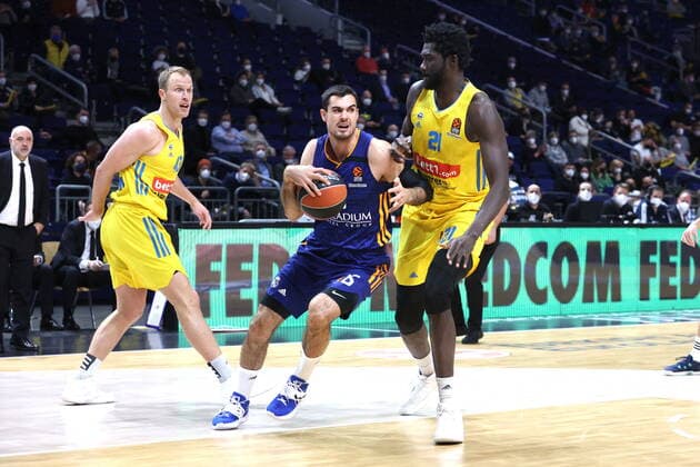 DEU, EuroLaegue, ALBA vs. Real Madrid, 20.01.2022, Mercedes-Benz-Arena, Berlin, DEU, EuroLaegue, ALBA vs. Real Madrid, im Bild Luke Sikma (ALBA Berlin 43), Christ Koumadje (ALBA Berlin 21), Alberto Abalde Diaz (Real Madrid 6)