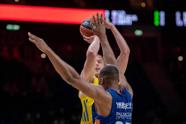 Basketball Berlin 20.01.2022 Saison 2021 2022 Euroleague Regular Season Alba Berlin - Real Madrid Luke Sikma (Alba Berlin, No.43) Guerschon Yabusele (Real Madrid, No.28)