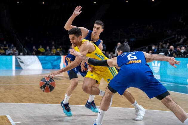 Basketball Berlin 20.01.2022 Saison 2021 2022 Euroleague Regular Season Alba Berlin - Real Madrid Maodo Lo (Alba Berlin, No.00) Carlos Alocen (Real Madrid, No.12) Alberto Abalde (Real Madrid, No.06)