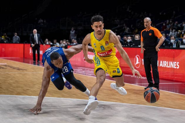 Basketball Berlin 20.01.2022 Saison 2021 2022 Euroleague Regular Season Alba Berlin - Real Madrid Maodo Lo (Alba Berlin, No.00) Guerschon Yabusele (Real Madrid, No.28)