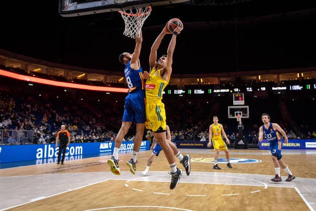 Basketball Berlin 20.01.2022 Saison 2021 2022 Euroleague Regular Season Alba Berlin - Real Madrid Oscar Da Silva (Alba Berlin, No.01) Adam Hanga (Real Madrid, No.08)
