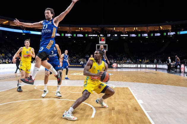 Basketball Berlin 20.01.2022 Saison 2021 2022 Euroleague Regular Season Alba Berlin - Real Madrid Jaleen Smith (Alba Berlin, No.03) Sergio Llull (Real Madrid, No.23)