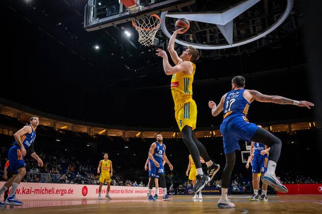 Basketball Berlin 20.01.2022 Saison 2021 2022 Euroleague Regular Season Alba Berlin - Real Madrid Ben Lammers (Alba Berlin, No.55) Vincent Poirier (Real Madrid, No.17)