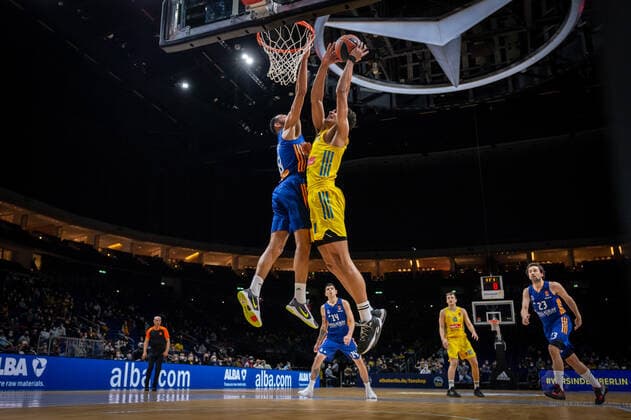 Basketball Berlin 20.01.2022 Saison 2021 2022 Euroleague Regular Season Alba Berlin - Real Madrid Oscar Da Silva (Alba Berlin, No.01) Adam Hanga (Real Madrid, No.08)