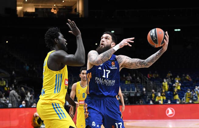 Basketball, Herren, Saison 2021 2022, Turkish Airlines EuroLeague (22. Spieltag), Alba Berlin - Real Madrid, v. l. Christ Koumadje (Alba Berlin), Vincent Poirier (Real Madrid), 20.01. 2022, Copyright: xSebastianxRäppold MatthiasxKochx