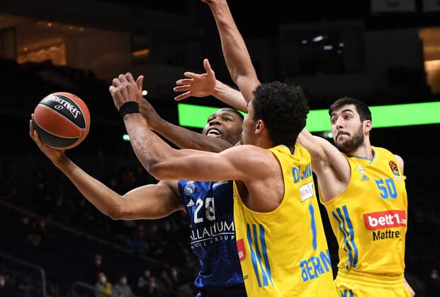 Basketball, Herren, Saison 2021 2022, Turkish Airlines EuroLeague (22. Spieltag), Alba Berlin - Real Madrid, v. l. Guerschon Yabusele (Real Madrid), Oscar da Silva (Alba Berlin), Yovel Zoosman (Alba Berlin), 20.01. 2022, Copyright: xSebastianxRäppold MatthiasxKochx