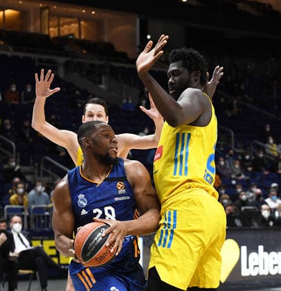 Basketball, Herren, Saison 2021 2022, Turkish Airlines EuroLeague (22. Spieltag), Alba Berlin - Real Madrid, v. l. Guerschon Yabusele (Real Madrid), Christ Koumadje (Alba Berlin), hinten Marcus Eriksson (Alba Berlin), 20.01. 2022, Copyright: xSebastianxRäppold MatthiasxKochx