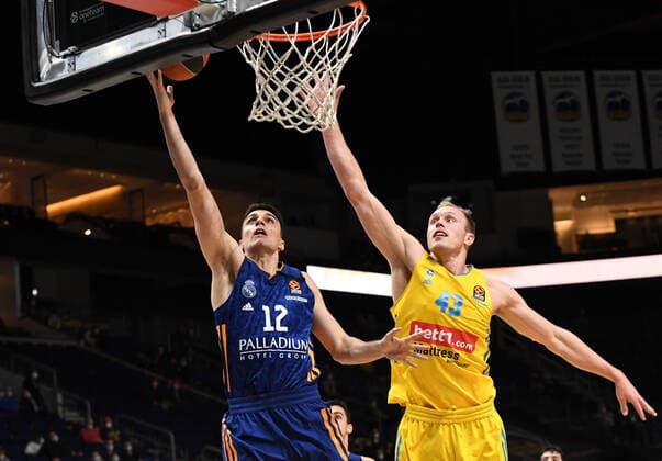 Basketball, Herren, Saison 2021 2022, Turkish Airlines EuroLeague (22. Spieltag), Alba Berlin - Real Madrid, v. l. Carlos Alocen (Real Madrid), Luke Sikma (Alba Berlin), 20.01. 2022, Copyright: xSebastianxRäppold MatthiasxKochx