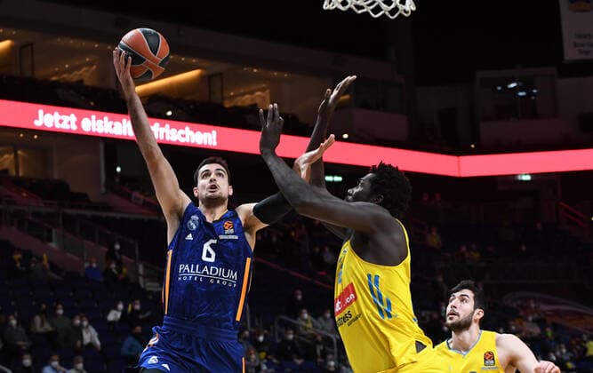 Basketball, Herren, Saison 2021 2022, Turkish Airlines EuroLeague (22. Spieltag), Alba Berlin - Real Madrid, v. l. Alberto Abalde (Real Madrid), Christ Koumadje (Alba Berlin), Yovel Zoosman (Alba Berlin), 20.01. 2022, Copyright: xSebastianxRäppold MatthiasxKochx