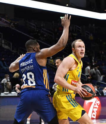 Basketball, Herren, Saison 2021 2022, Turkish Airlines EuroLeague (22. Spieltag), Alba Berlin - Real Madrid, v. l. Guerschon Yabusele (Real Madrid), Luke Sikma (Alba Berlin), 20.01. 2022, Copyright: xSebastianxRäppold MatthiasxKochx
