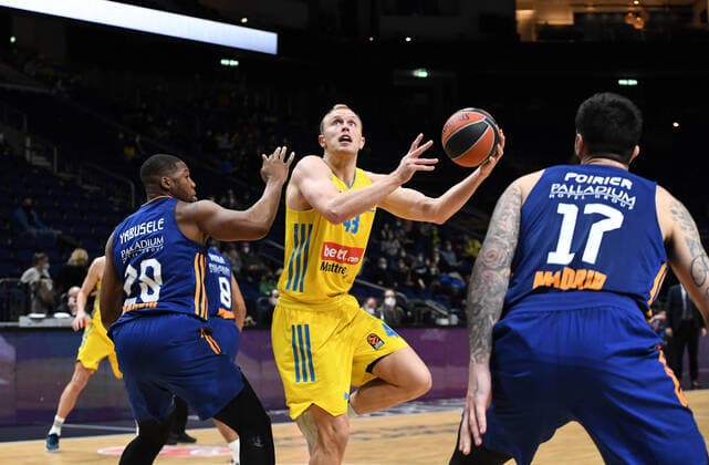 Basketball, Herren, Saison 2021 2022, Turkish Airlines EuroLeague (22. Spieltag), Alba Berlin - Real Madrid, v. l. Guerschon Yabusele (Real Madrid), Luke Sikma (Alba Berlin), Vincent Poirier (Real Madrid), 20.01. 2022, Copyright: xSebastianxRäppold MatthiasxKochx