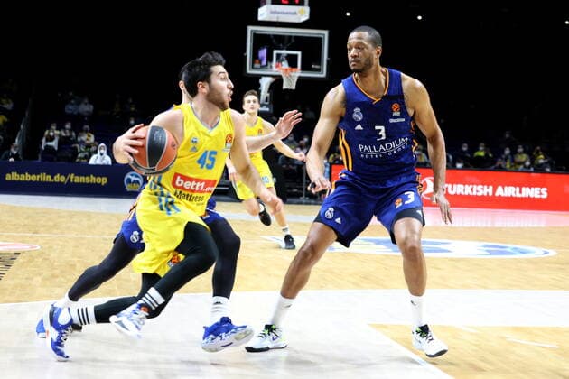 DEU, EuroLaegue, ALBA vs. Real Madrid, 20.01.2022, Mercedes-Benz-Arena, Berlin, DEU, EuroLaegue, ALBA vs. Real Madrid, im Bild Tamir Blatt (ALBA Berlin 45), Anthony Randolph (Real Madrid 3)