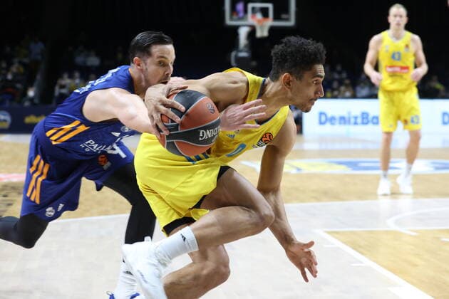 DEU, EuroLaegue, ALBA vs. Real Madrid, 20.01.2022, Mercedes-Benz-Arena, Berlin, DEU, EuroLaegue, ALBA vs. Real Madrid, im Bild Maodo Lo (ALBA Berlin 0), Thomas Heurtel (Real Madrid 4)