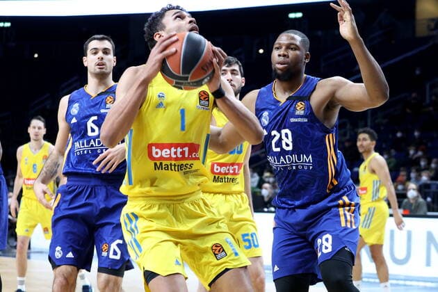 DEU, EuroLaegue, ALBA vs. Real Madrid, 20.01.2022, Mercedes-Benz-Arena, Berlin, DEU, EuroLaegue, ALBA vs. Real Madrid, im Bild Oscar da Silva (ALBA Berlin 1), Guerschon Yabusele (Real Madrid 28), Alberto Abalde Diaz (Real Madrid 6)